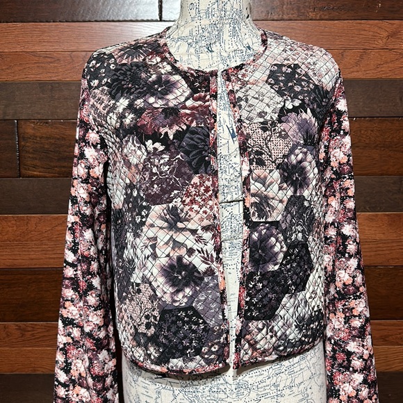 Xhilaration Open Front Long Sleeve Quilted Floral Blazer - Picture 4 of 10
